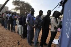 Des dakarois devant un bureau de vote, le 26 février 2012. © AFP