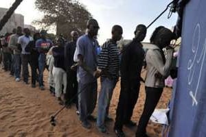 Des habitants font la queue devant un bureau de vote, le 26 février 2012 à Dakar. © AFP
