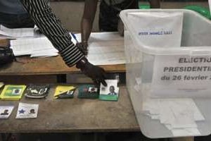 Comptage des bulletins dans un bureau de vote de Dakar, le 26 février 2012. © Issouf Sanogo/AFP