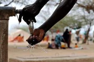 Selon S. Jallow (BAD) il faudrait consacrer un budget annuel de 15 milliards de dollars à l’eau. © AFP