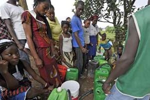 Collecte d’eau potable à Abobo, un quartier d’Abidjan. © AFP