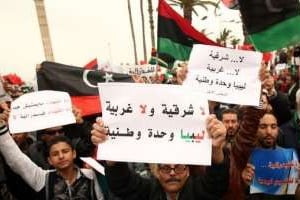 Des personnes manifestent pour l’unité de la Libye, le 9 mars 2012 à Tripoli. © AFP