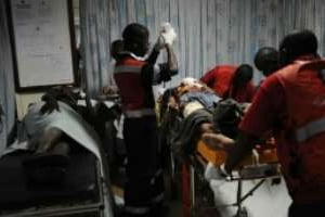 Un homme blessé est secouru après l’attaque à Nairobi, au Kenya, le 10 mars 2012. © AFP
