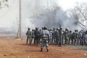 Des forces de l’ordre face à un rassemblement de proches de soldats, à Bamako le 2 février 2012. © AFP