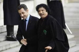 Nicolas Sarkozy et Mouammar Kaddafi, le 12 décembre 2007 à Paris. © AFP