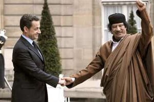 Nicolas Sarkozy et Mouammar Kaddafi, le 10 mars 2007 à Paris. © AFP