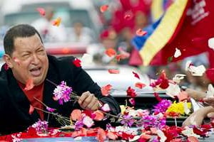 Congratulé par ses supporters avant son départ pour Cuba, le 24 février 2012. © Juan Barreto/AFP
