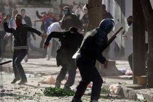 Des émeutes dans le quartier Belcour à Alger, le 7 janvier. © AFP