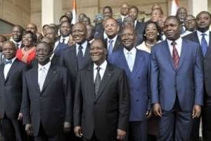 Alassane Ouattara (c) pose avec son nouveau gouvernement, le 14 mars 2011 à Abidjan. © Sia Kambou/AFP