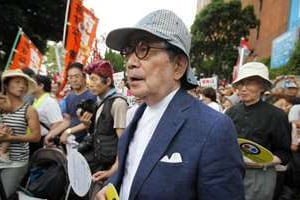 Le Prix Nobel Kenzaburô Ôe au cours d’une manifestation à Tokyo, en 2011. © Yuriko Nakao/Reuters