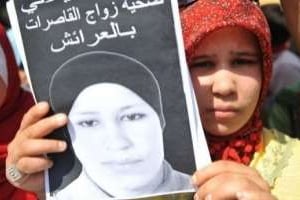 Hamida Al Filali brandit le portrait de sa soeur lors d’une manifestation à Larache, le 15 mars. © AFP