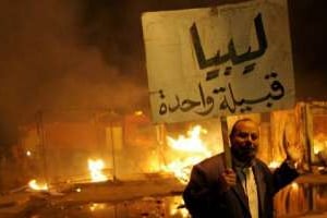 Un homme manifeste contre le fédéralisme à Benghazi, en Libye, le 16 mars 2012. © AFP