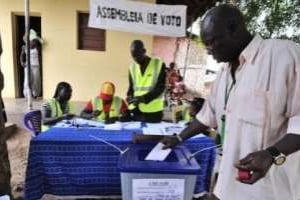 Un homme vote, le 18 mars 2012 à Bissau. © AFP