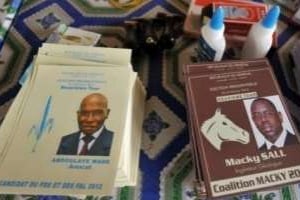 Des bulletins de vote pour Abdoulaye Wade et Macky Sall, le 18 mars 2012 à Ziguinchor (sud). © AFP