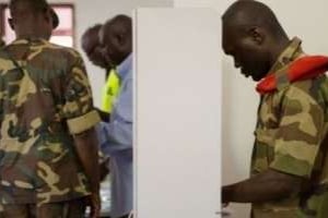 Des soldats bissau-guinéens votent en avance pour la présidentielle, le 15 mars 2012, à Bissau. © AFP