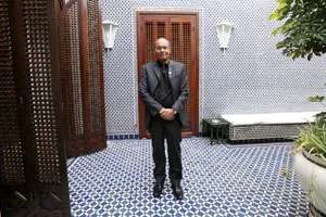 Moncef Marzouki dans le patio attenant à son bureau, au palais de Carthage. © ONS Abid/J.A.
