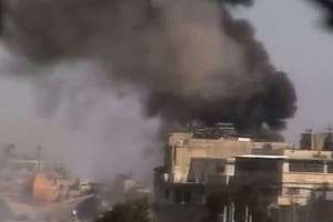 Capture d’écran YouTube d’un bâtiment en feu à Homs. © AFP