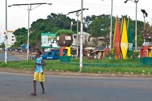 Une rue du quartier de Bambéto à Conakry. © Youri Lenquette