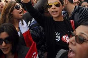 Des Tunisiennes célèbrent l’anniversaire de l’Indépendance à Tunis le 20 mars 2012. © AFP