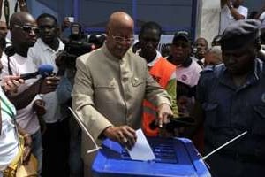 Le candidat Carlos Gomes Junior vote à l’élection présidentielle, le 18 mars 2012 à Bissau. © AFP