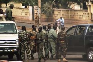 Les institutions maliennes ont été suspendues et un couvre feu décrété par une junte militaire. © Habibou Kouyaté/AFP