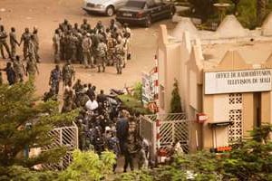 Les militaires mutins à l’Office de la radio-télévision malienne à Bamako ce jeudi 22 mars. © Malin Palm/Reuters