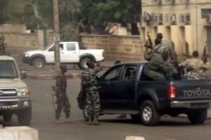 Des soldats mutins dans les rues de Bamako, mercredi 21 mars. © Habibou Kouyate/AFP
