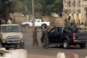 Des militaires maliens dans les rues de Bamako. © AFP