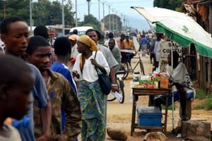 Des habitants de Bujumbura sur un marché. © AFP