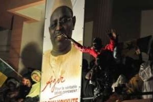Des partisans de Macky Sall fêtent sa victoire annoncée, à Dakar le 25 mars au soir. © AFP