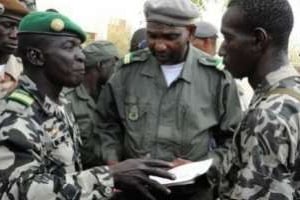 Le chef de la junte, Amadou Sanogo (g.), ici le 22 mars 2012 à Bamako, sait-il où il va ? © AFP