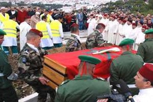 Le cercueil du parachutiste était porté par des éléments des deux armées. © AFP