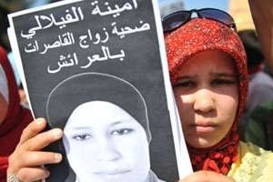 Hamida Al Filali brandit le portrait de sa soeur lors d’une manifestation à Larache, le 15 mars. © AFP
