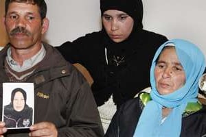 Les parents d’Amina Filali et sa soeur Hamida lors d’une conférence de presse à Rabat, le 21 mars. © Reuters