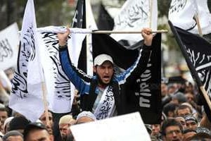 Des salafistes tunisiens manifestent pour l’application de la Charia. © AFP