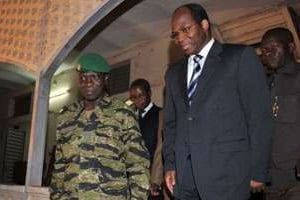 Le chef de la junte Amadou Sanogo et le ministre burkinabé des Affaires étrangères. © AFP