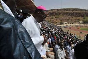 L’archevêque de Bamako Jean Zerbo (C) au  »stade de l’amitié » lors d’une cérémonie religieuse. © AFP