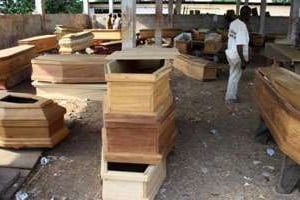 Des cercueils sont préparés le 9 mars 2012 à Brazzaville. © AFP