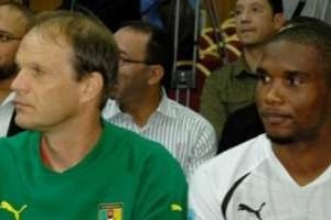 L’entraîneur du Cameroun, Denis Lavagne, en compagnie de Samuel Eto’o. © D.R.