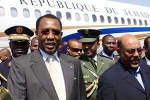 Les présidents tchadien et soudanais, Idriss Déby Itno (g.) et Omar el Béchir (d.) en 2010. © AFP