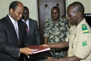 Amadou Sanogo (D) échange des documents avec Djibrill Bassolè, le 6 avril 2012 à Kati. © AFP