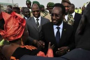 Dioncounda Traoré (C), à l’aéroport de Bamako, le 7 avril 2012. © AFP