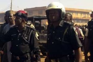 Des policiers dans une rue de Kaduna après une explosion, le 7 décembre 2011 au Nigeria. © AFP