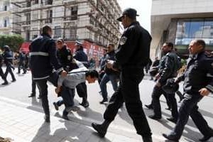 Les photos et vidéos de la brutalité de la police tunisienne tournent en boucle sur internet. © AFP
