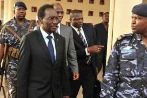 Dioncounda Traoré (C) et Djibrill Bassolé, à l’aéroport de Bamako, le 7 avril 2012. © AFP