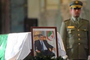 Le cercueil de l’ancienc président algérien Ben Bella, le 12 avril 2012 à Alger. © AFP
