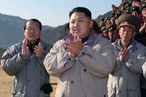 Au centre, Kim Jong-un, le fils de Kim Jong-il et nouveau maître de la Corée du Nord. © KNS/KCNA/AFP