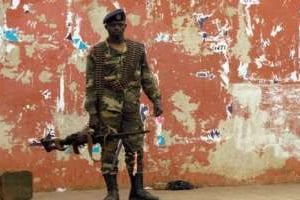 Un soldat monte la garde près de l’Assemblée nationale à Bissau le 13 avril 2012. © AFP