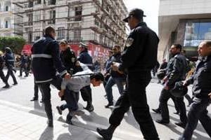Heurts entre policiers et manifestants, le 9 avril sur l’avenue Bourguiba, à Tunis. © AFP