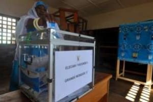 Lors du vote pour la présidentielle, en octobre 2011, à Yaoundé. © Seyllou/AFP